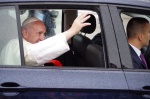 papież franciszek pozdrawia wiernych